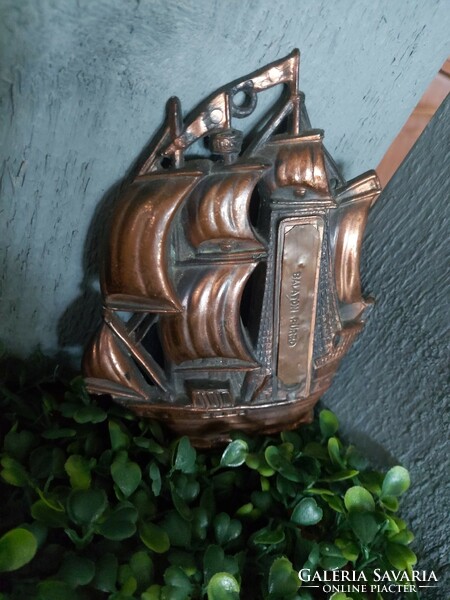 Rezes, bronzos színű Balatonfüred feliratú vitorláshajót ábrázoló fali dísz