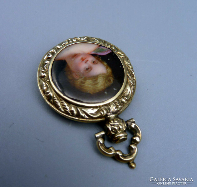 Antique gold pendant with putto. 1895'