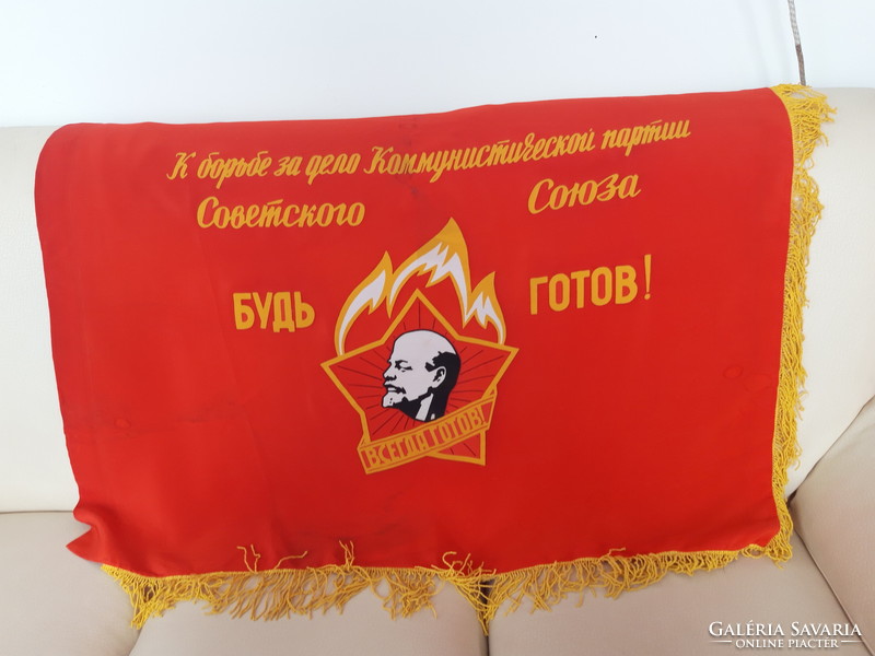 Lenin arcképes szovjet, feliratos selyem zászló