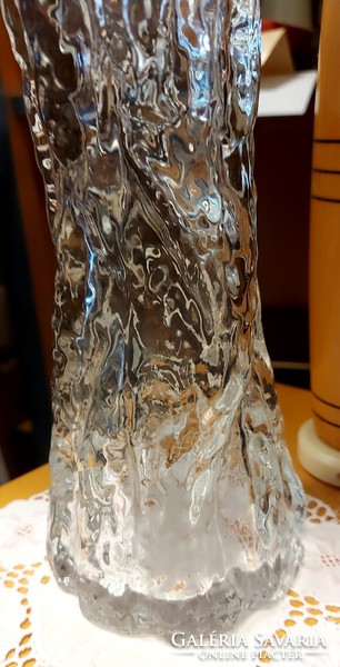 Crystal vase of bark glass