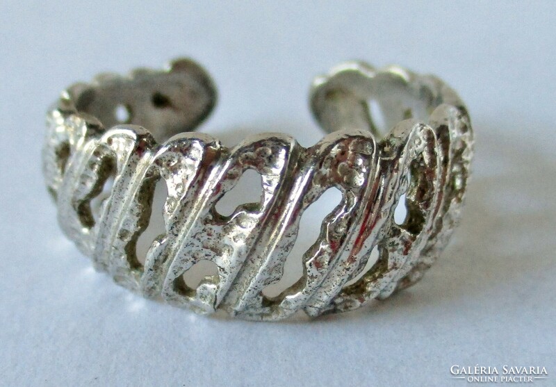 A silver ring with a nice pattern can be adjusted