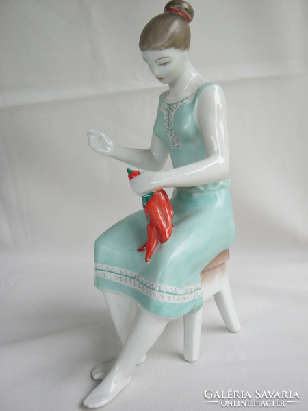 Hollóházi porcelán paprikafűző nő