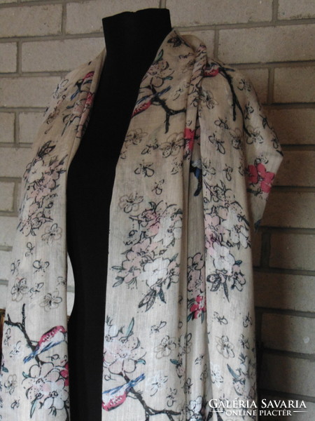 Dreamy scarf with birds and flowers