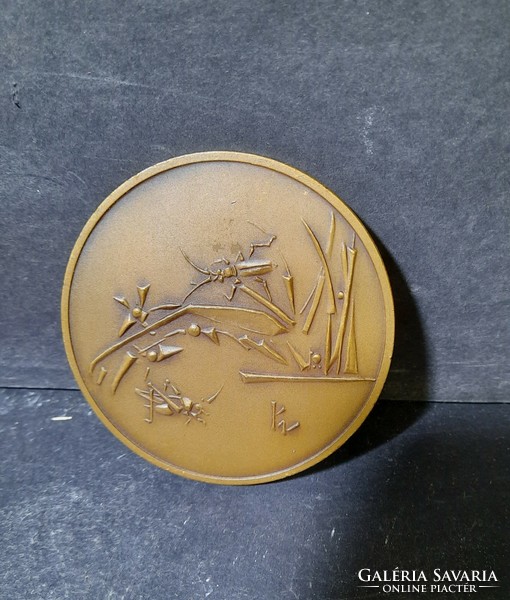 Kis Nagy András: Omnia vincit amor - jelzett bronzplakett, 6 cm, Állami Pénzverő