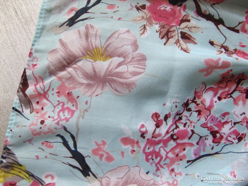 Dreamy scarf with birds and flowers