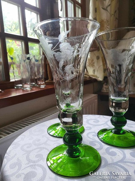 Zöld talpú, csiszolt váza