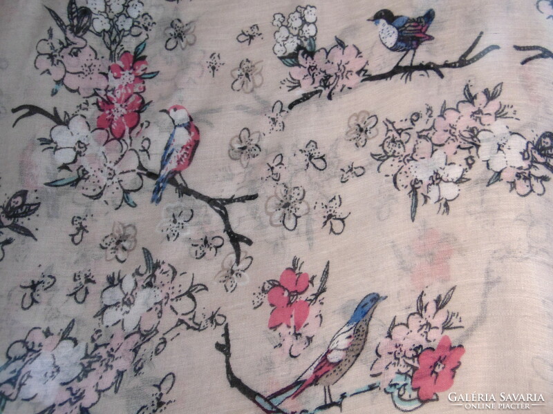 Dreamy scarf with birds and flowers