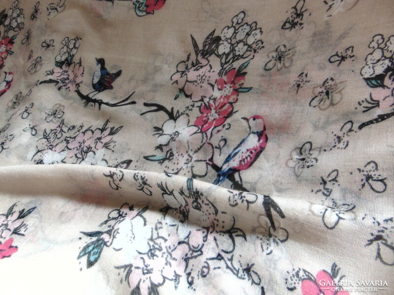 Dreamy scarf with birds and flowers