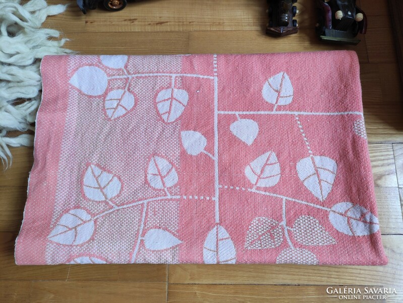 Retro pink white leaf pattern densely woven plaid in excellent condition