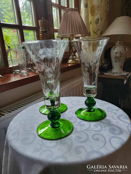 Zöld talpú, csiszolt váza