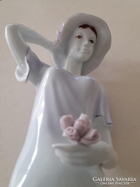 Hollóházi porcelán kalapos hölgy