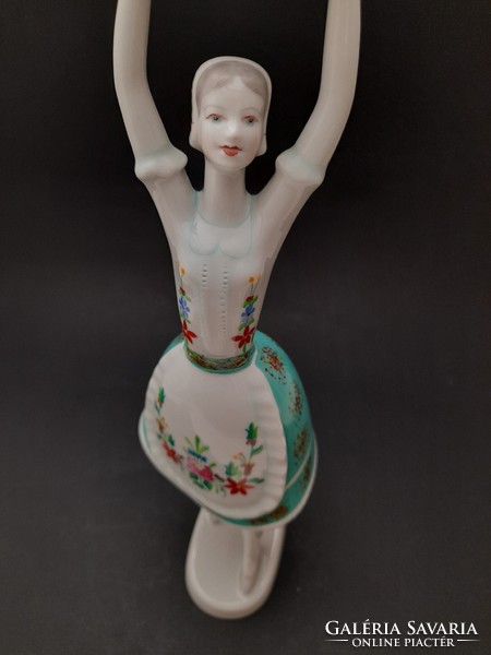 Hollóházi porcelán népviseletes, párnás lány figura