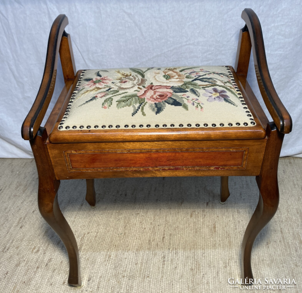 Openable seat with Biedermeier tapestry upholstery