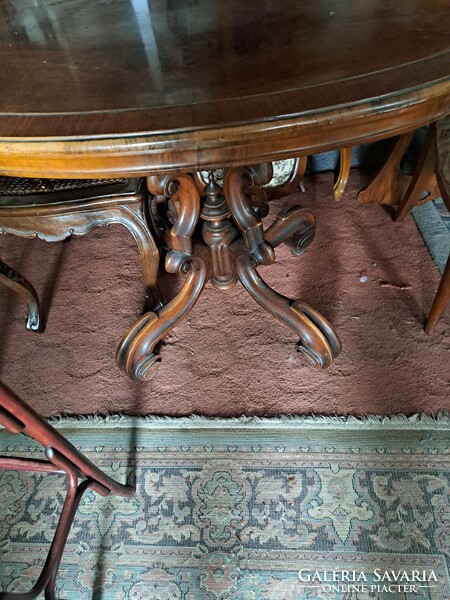 Neobarokk ovális asztal