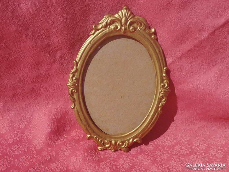 Oval wall picture frame