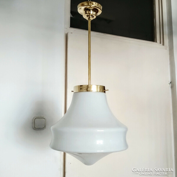 Art deco réz mennyezeti lámpa felújítva - nagy méretű, ritka formájú tejüveg búra