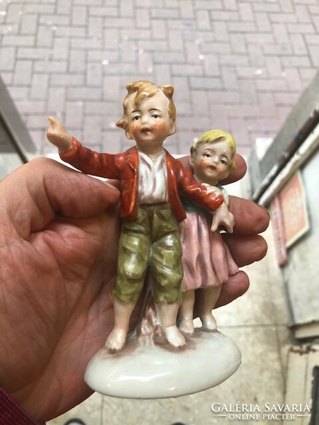 Antik német porcelán szobor együttes, 12 cm-es magasságú.