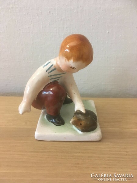 Bodrogkeresztúri kisfiú sünivel porcelán