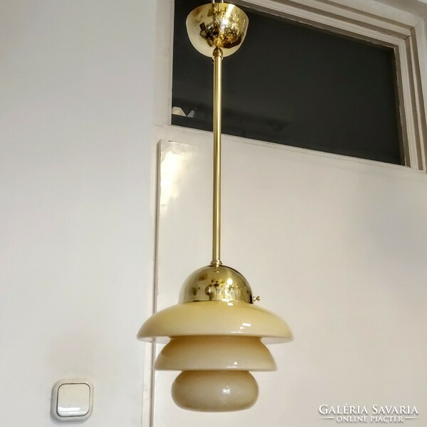 Art deco réz mennyezeti lámpa felújítva - különleges formájú, lépcsőzetes krémszín búra