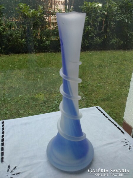 Savmaratott művészi üveg váza