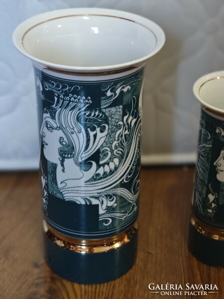 Szász Endre  motivumokkal diszitett zöld alapszínű Hollóházi porcelán váza