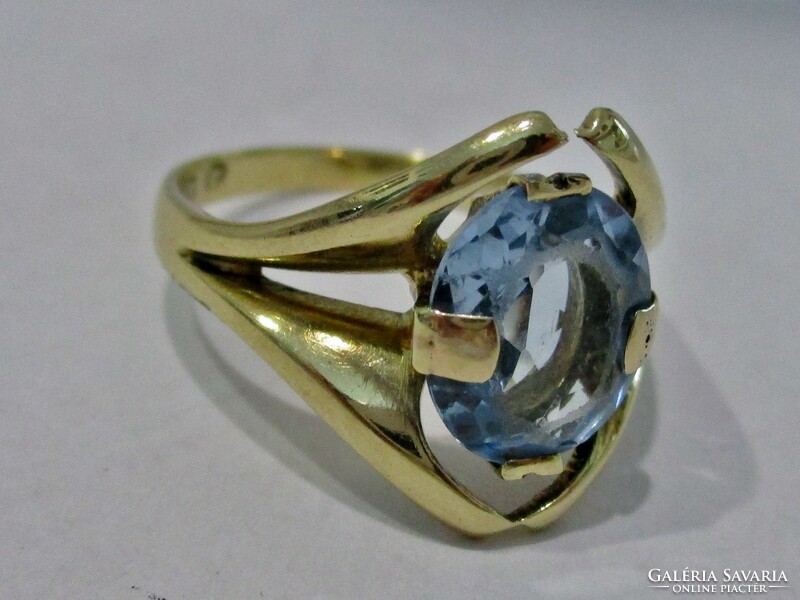 Beautiful old 14kt gold ring with a large blue topaz stone