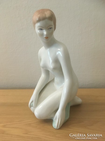 Aquincum térdelő női akt porcelán