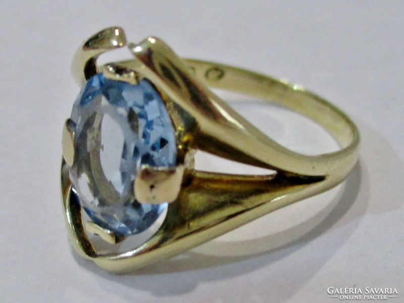 Beautiful old 14kt gold ring with a large blue topaz stone