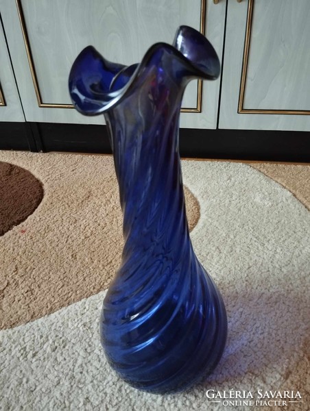 Fújt, szakított enyhén irizáló kék üveg művészi váza