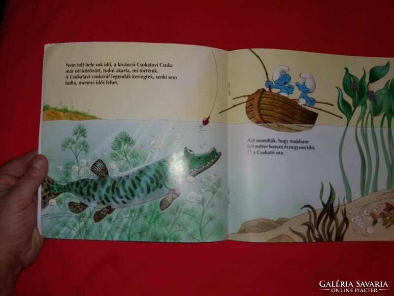 Gyönyörű képes könyv Peyo Hupikék törpikék Törppapa meséi : A csukatavi csuka mese a képek szerint