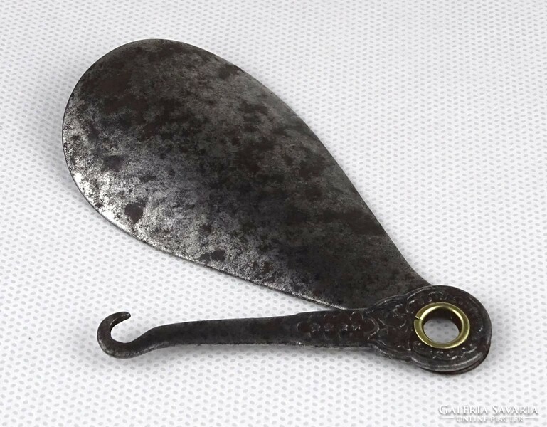 1O592 antique shoe spoon and shoe button