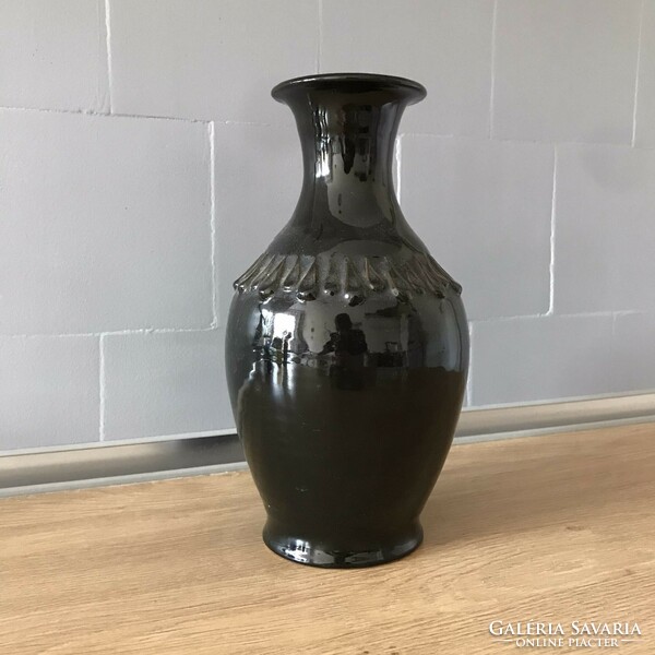 Fekete kerámia váza