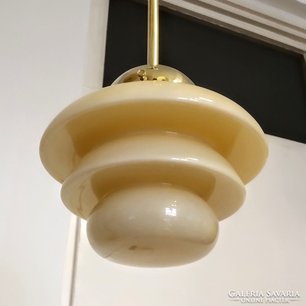 Art deco réz mennyezeti lámpa felújítva - különleges formájú, lépcsőzetes krémszín búra