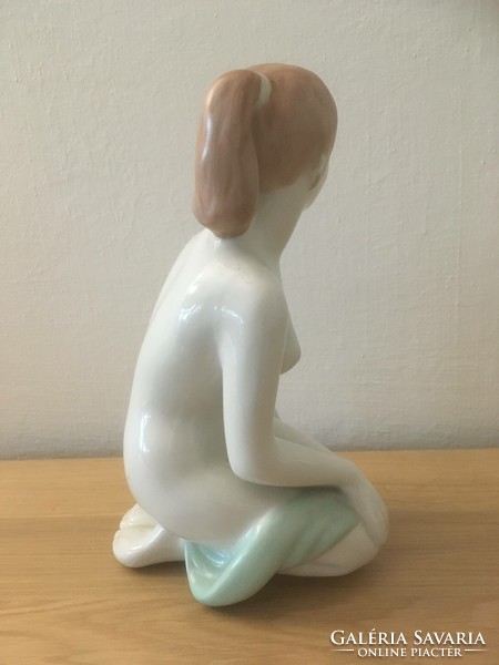 Aquincum térdelő női akt porcelán
