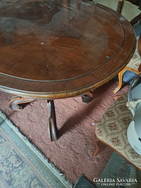 Neo-baroque oval table