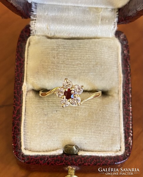 18 carat gold French marguerite ring with zirconia and garnet stone!