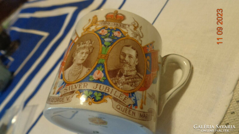 Angol -királyi emlék csésze  , V. györgy éy Queen Mary  , 25 éves uralkodására alkalmából