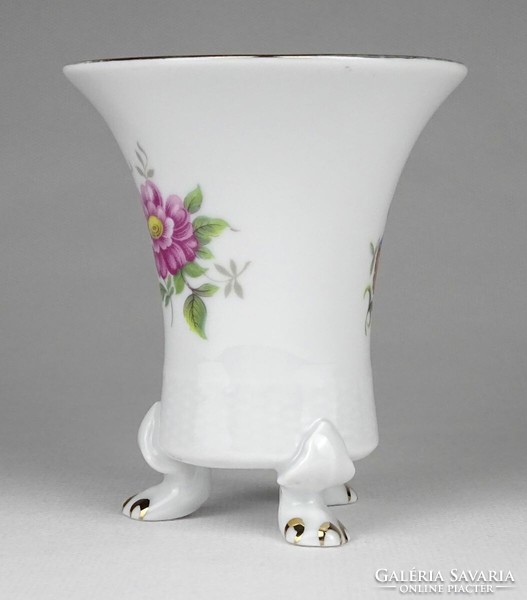 1O639 flawless lion's foot porcelain vase from Raven House 9.5 Cm
