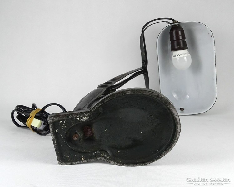 1O987 old military cast iron front lamp with metal base