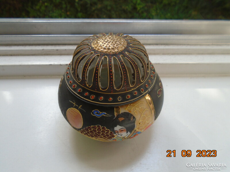 Hand-painted satsuma moriage incense dome with gold relief pattern, on squat legs, two portraits and