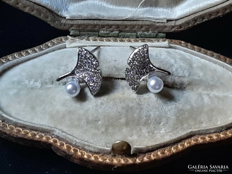 Ginko-shaped pearl earrings with tiny zircons