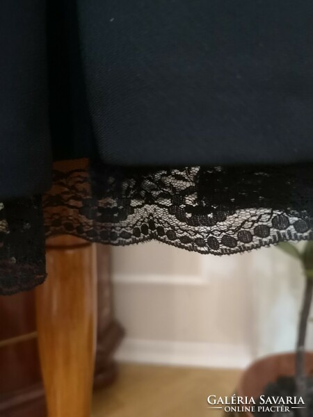 Zara 38-as fekete alkalmi szoknya, harangszoknya alján csipkés alsószoknyával
