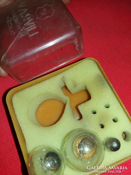 A car light bulb set sold by an old iron fork trading company in a box according to the pictures