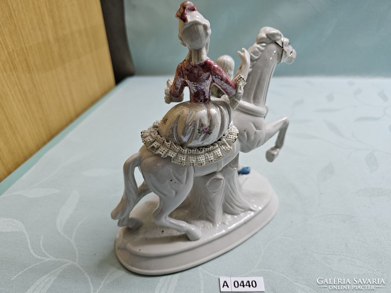 A0440 porcelain rococo couple with horses - lace damaged in several places 20x22 cm
