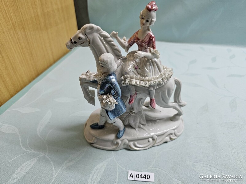 A0440 porcelain rococo couple with horses - lace damaged in several places 20x22 cm