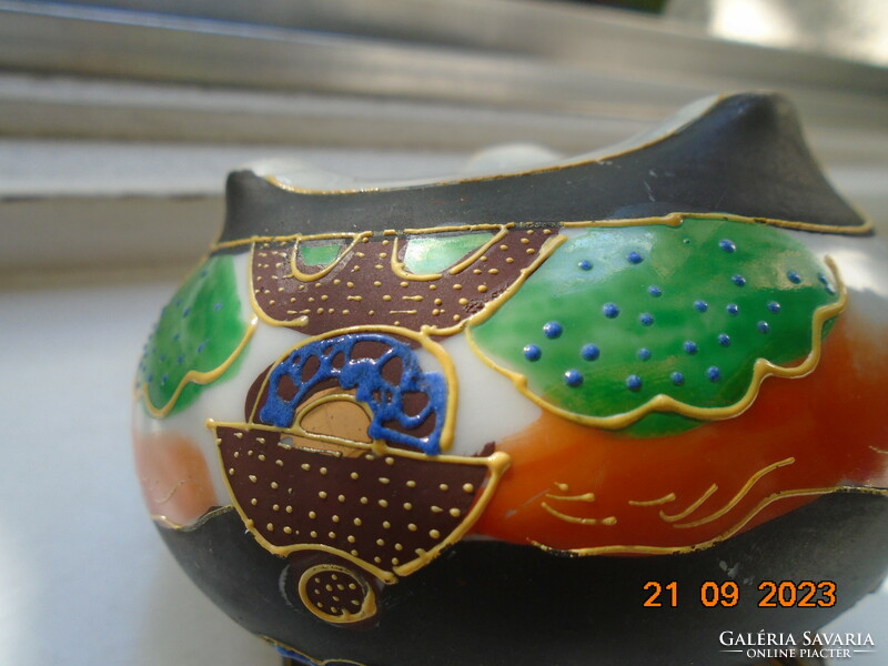 Hand-painted satsuma moriage incense dome with gold relief pattern, on squat legs, two portraits and