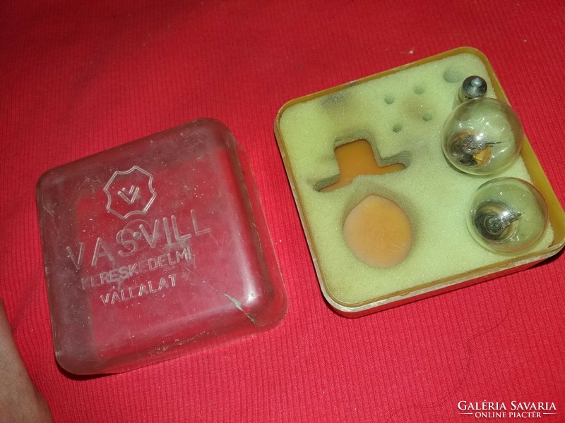 A car light bulb set sold by an old iron fork trading company in a box according to the pictures