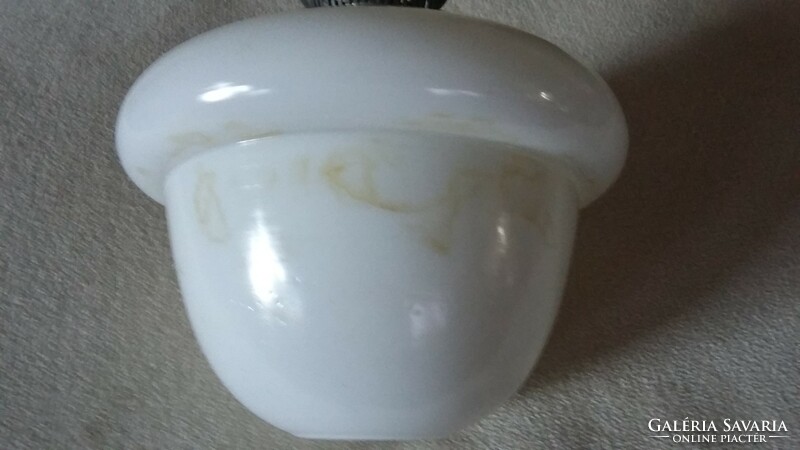 Régi öntött vas asztali petróleum lámpa tejüveg tartállyal