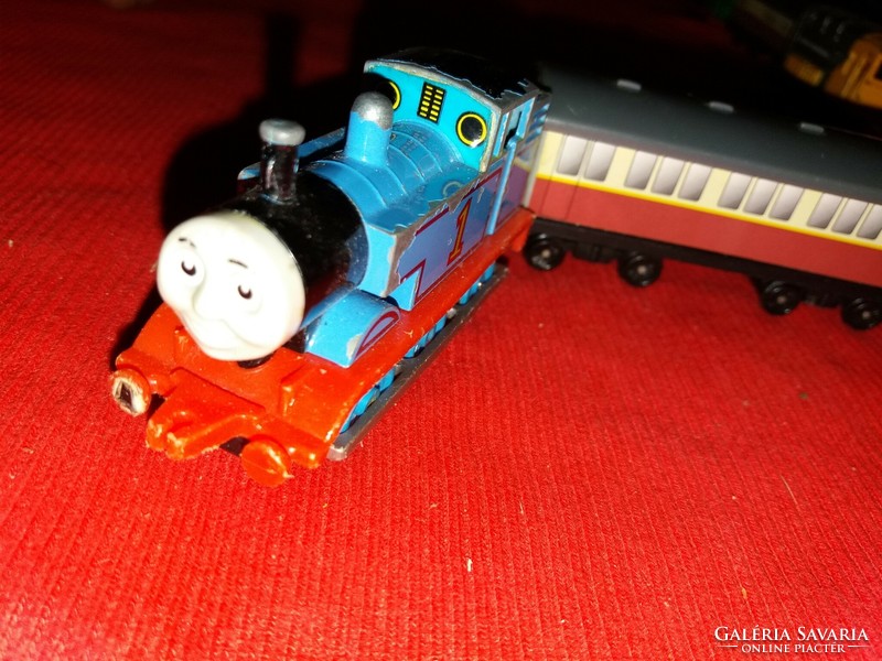 Old quality metal Thomas locomotive from the 1970s with wagon according to the pictures 18.