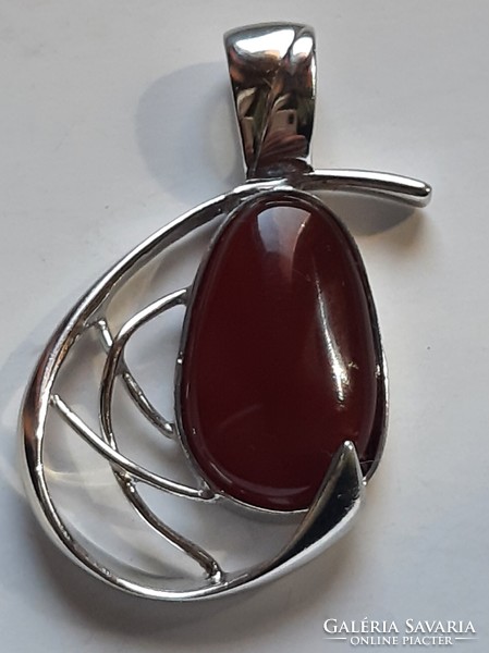 A beautiful classically shaped silver pendant with carnelian stones. With 925 marks!